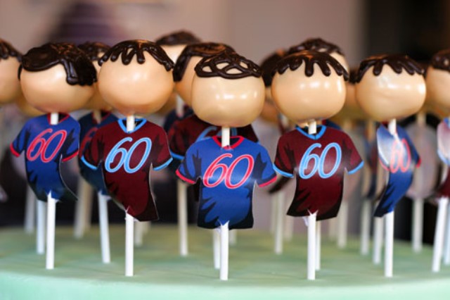 Soccer player cake pops-perfect for a soccer party!