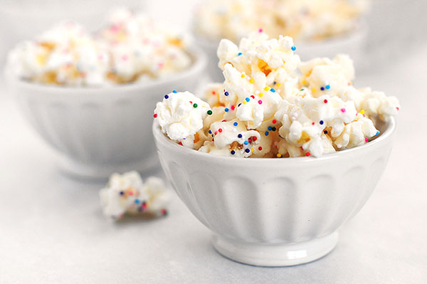 Love this party popcorn in these bowls