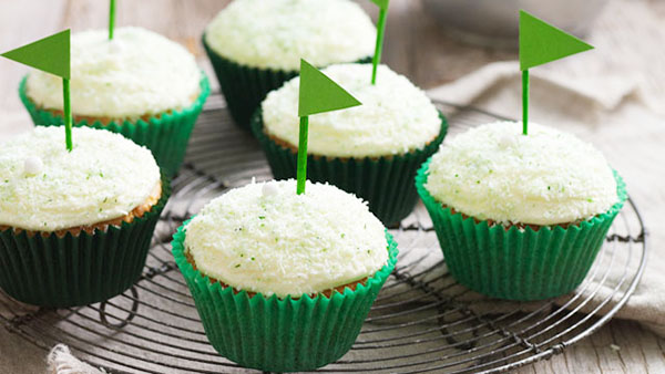 Love these cute littel green flags on these cupcakes! #golf #party