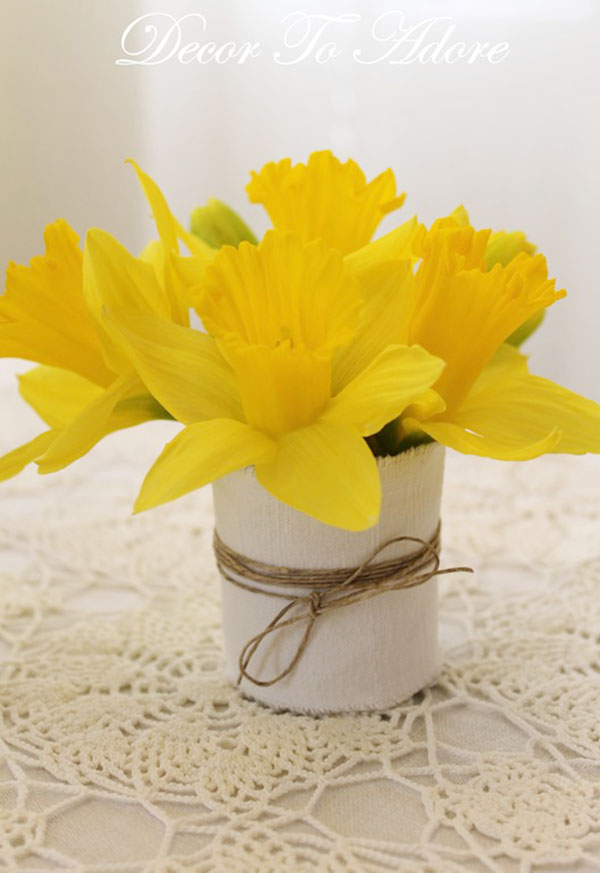 Easy and lovely daffodil centerpiece!