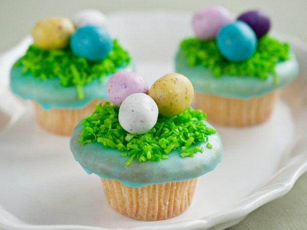 Love these robins egg Easter cupcakes!