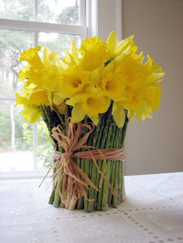 Love this seriosuly creative daffodil centerpiece
