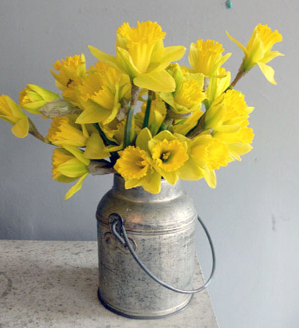 Rustic and cute daffodil centerpiece for Easter!