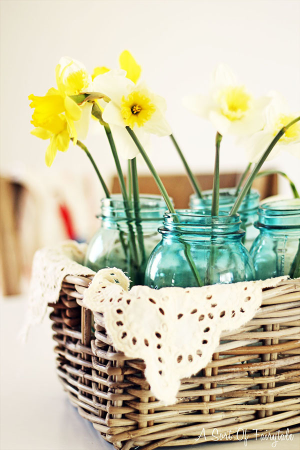 This daffodil centerpiece is so cute!