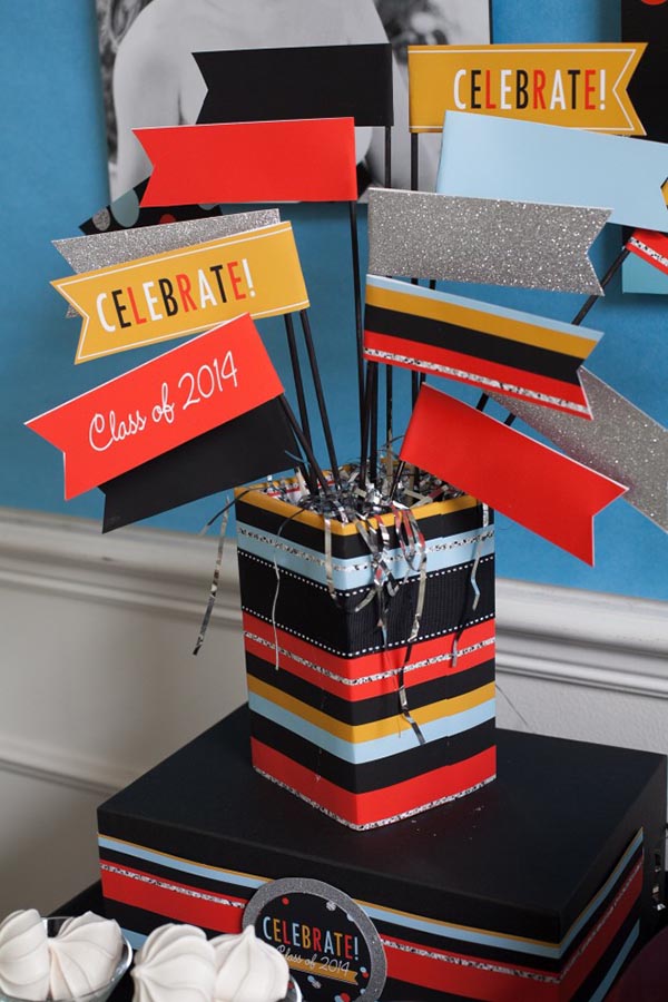 Awesome 2014 Graduation free printables to make this cool centerpiece
