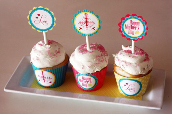 Darling Mother's Day printab;es to make cute cupcake toppers!