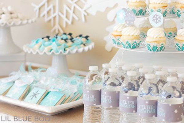 Cute and simple Frozen Birthday party table