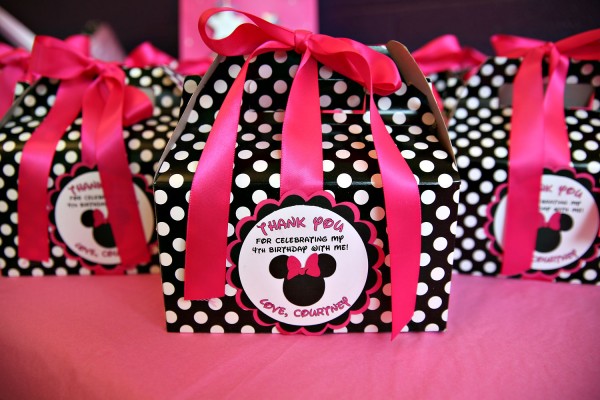 Lovely favor boxes at this Minnie mouse party!