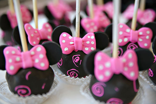 Minnie Mouse Cake pops!