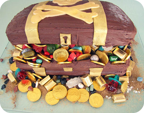 Pirate party treasure chest cake- love!