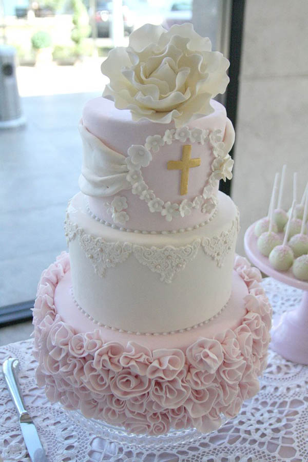 Roses and peonys on this beautiful baptism cake