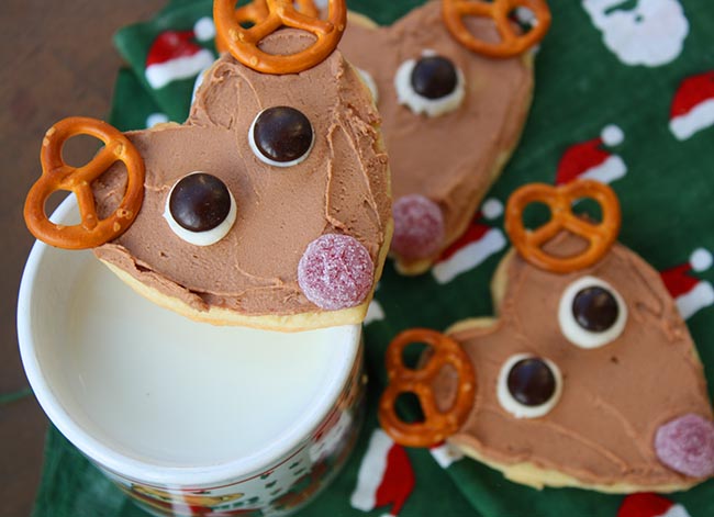 Love these reindeer cookies with cute little pretzel horns