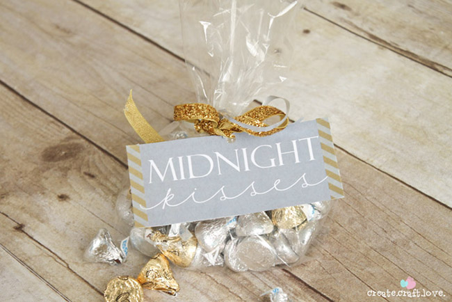 Midnight kisses Free printable for new years