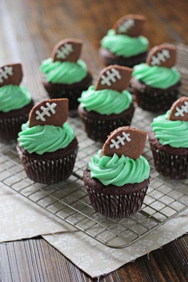 Adorable football cupcakes for a football party!