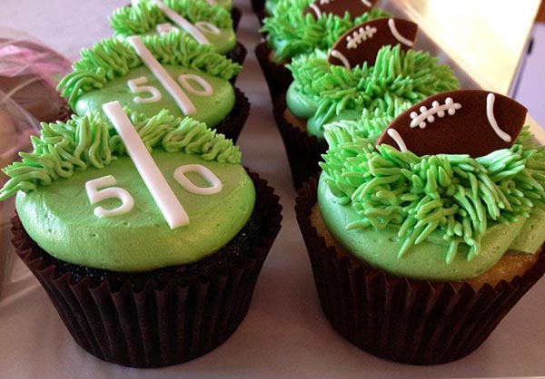 Love the Field & Footballs on these cupcakes!