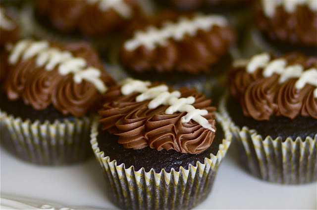 These football cupcakes are so cute!