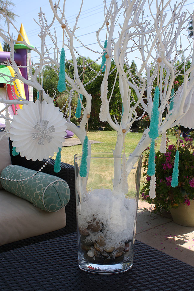Love this Frozen Party Decoration Tree