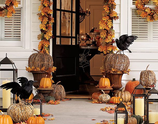 Check out this fabulous fall halloween porch
