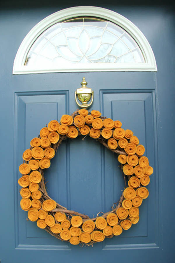 Love this felt pumpkin wreath!