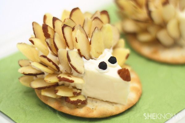 We love this litte hedgehog Cheese and cracker!