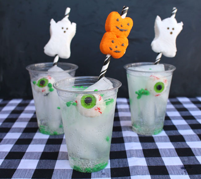 Fun Halloween Drinks With Ghosts and pumpkins!