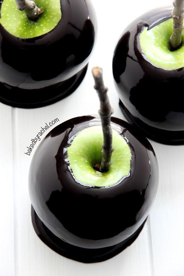 LOVING these black Halloween caramel apples