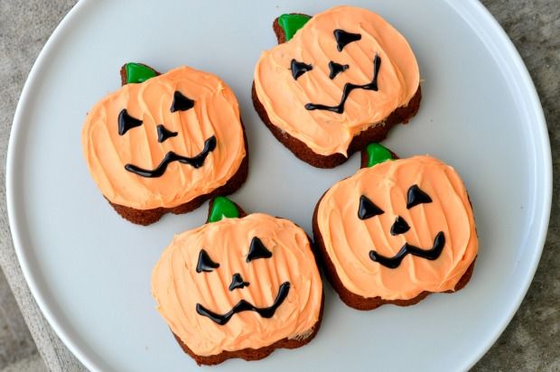 Love these Halloween pumpkin brownies!