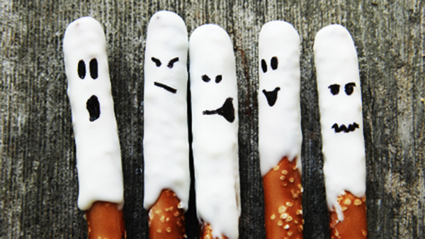 Love these ghost pretzel rods!