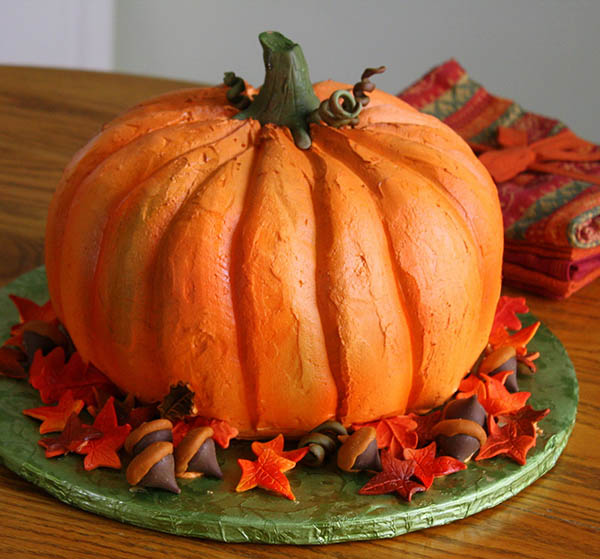 Love this Amazing Pumpkin Cake for Halloween!