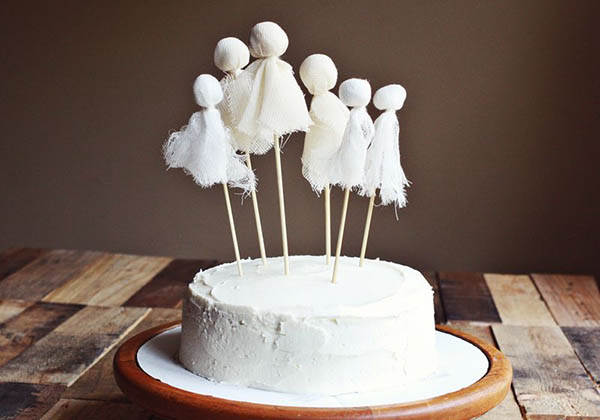 Simple and Lovely Halloween Ghost Cake