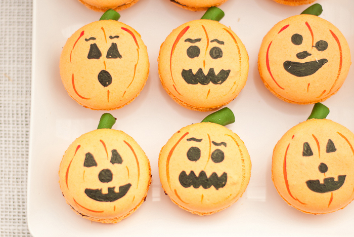 We adore these pumpkin macarons!