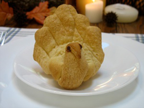Fun DIY Turkey shaped dinner rolls for Thanksgiving!