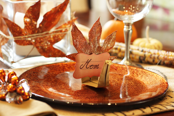 Lovely DIY leaf turkey place card for Thanksgiving!