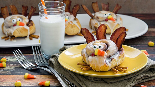Turkey shaped Cinnamon Rolls- What a breakfast treat for Thanksgiving