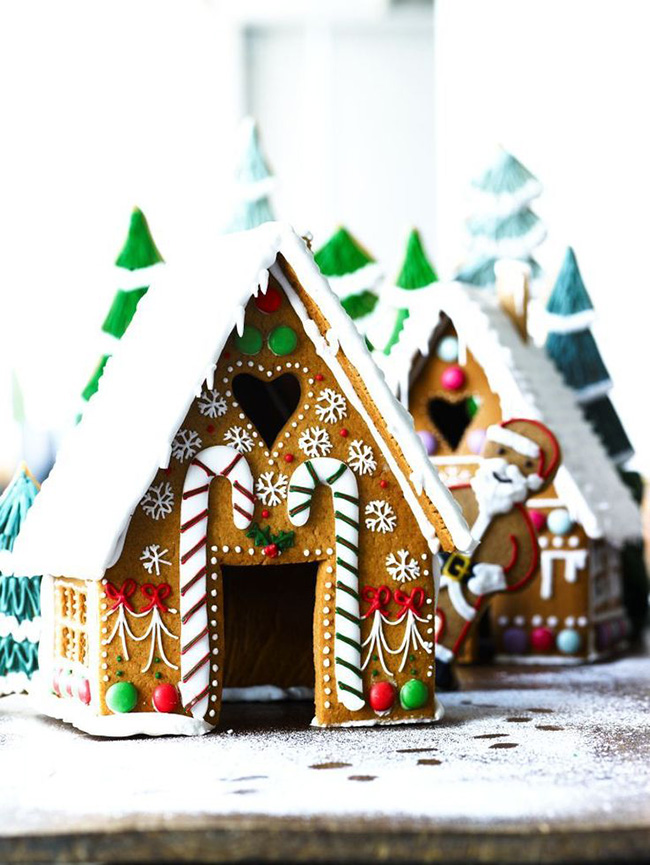Adoring this Gingerbread House!