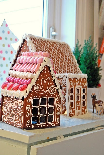 Love te decorations on this gingerbread house!