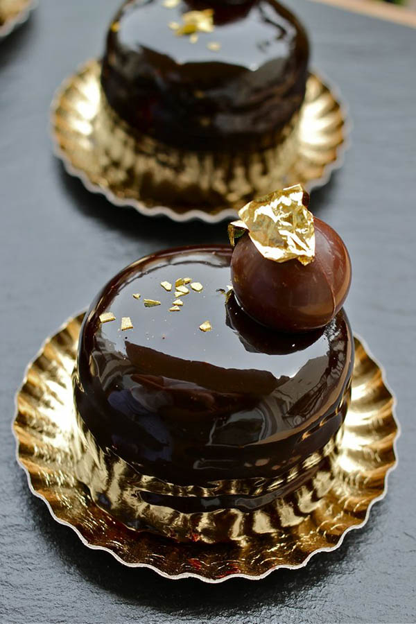 Chocolate and gold min cakes-Perfect for a Oscar or Golden globe party!