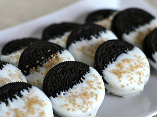 Gold sprinkled Oreos- perfect for oscars or golden globes party