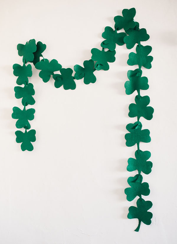 Fun And Easy Shamrock Garland! -See More Shamrock Banners & Garlands On The Blog! B. Lovely Events