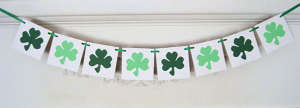 Love this Shamrock St. Patrick's Banner! -See More Shamrock Banners & Garlands On The Blog! B. Lovely Events