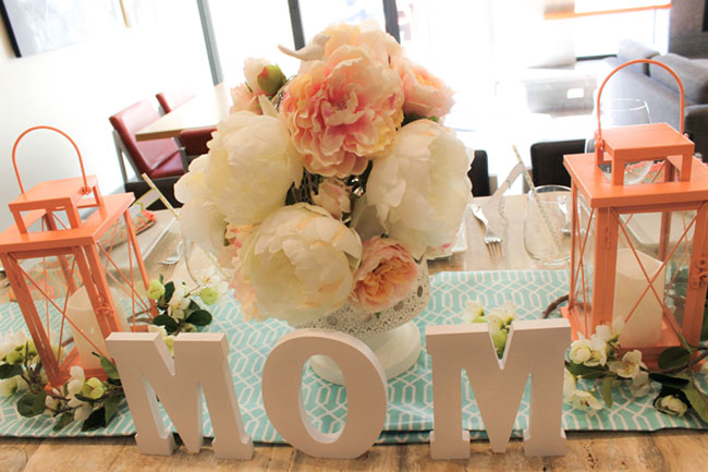 Cute Mom Letters That Add SO Much On This Mother's Day Table! - See How To Put It Together On B. Lovely Events!