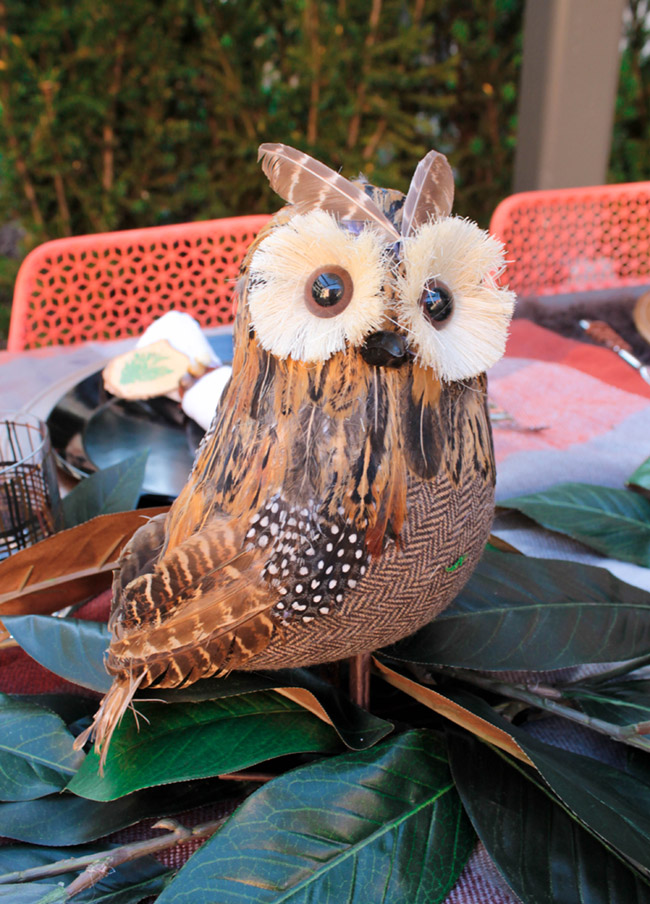 Lovely Feather Owl Decor on this Outdoor alfrsco tablescape! - See More Woodsy Tablescape Details On B. Lovely Events