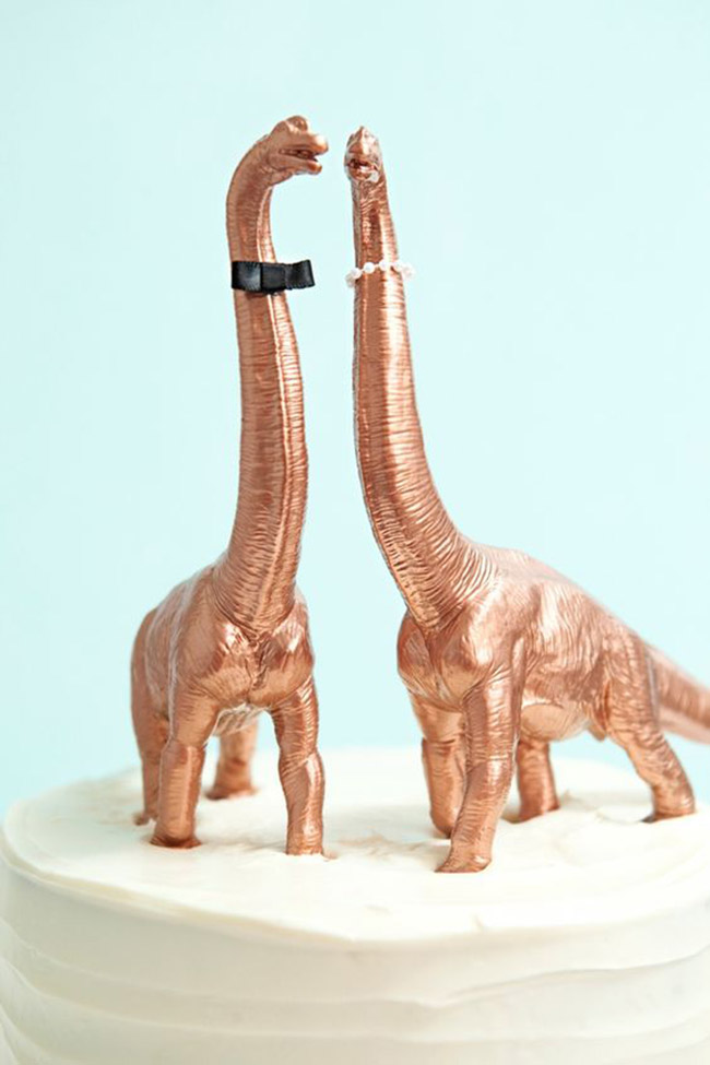 This gold dinosaur cake toppers are adorable!