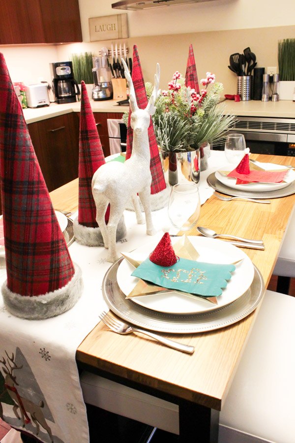 love this easy and festive Christmas Tablescape- B. Lovely Events