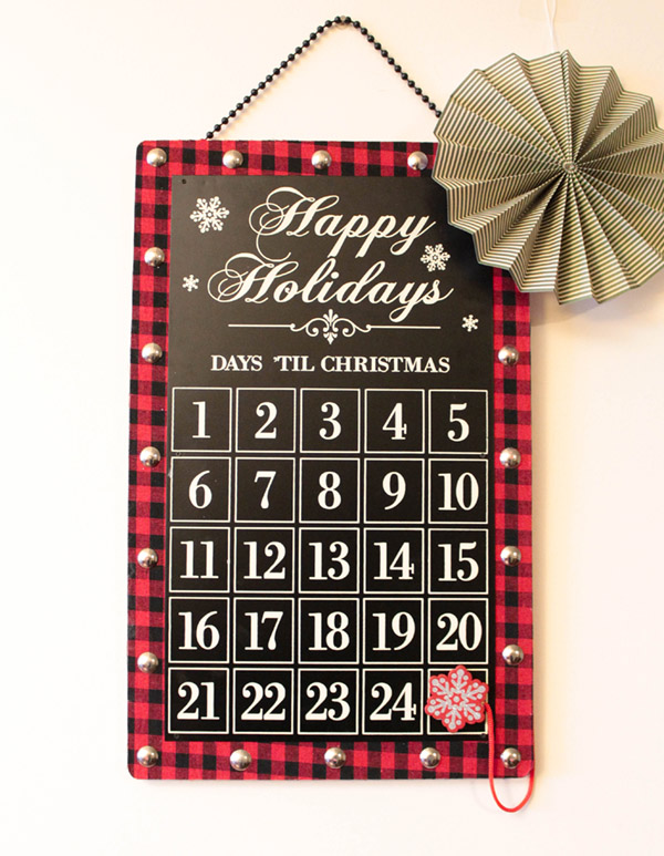 Love this Christmas Countdown calendar- See More holiday home tour on B. Lovely Events