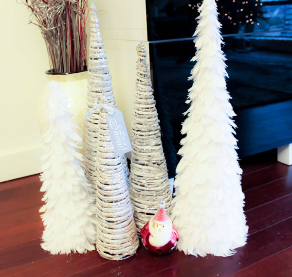 White Christmas Tree Home Decor- See more holiday home tour on B. Lovely Events