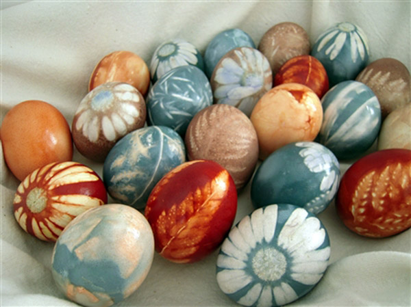 Flower Dyed Easter Eggs- See more Natural Easter egg ideas on B. lovely Events