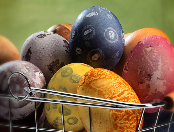Love these cute natural dyed eggs- See more natural Easter Ideas on B. Lovely Events