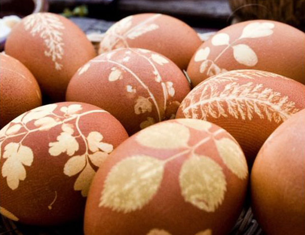 Nature Dyed Easter Eggs- See more natural easter egg ideas on B. Lovely Events