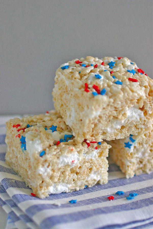 Easy and Fun 4th of July Rice Krispy Treats- See all 8 AWESOME 4th of July Rice Krispy ideas on B. Lovely Events!